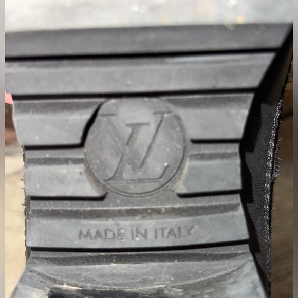 Louis Vuitton Suede Calfskin Laureate Platform Desert Boots - Picture 6 of 8